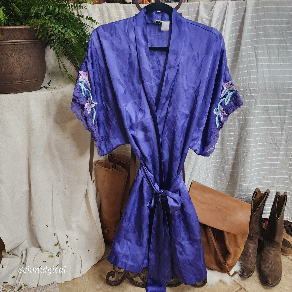 Natori Purple Floral Jacquard Wrap Robe Embroidered Lace Trim Short Sleeve Belt